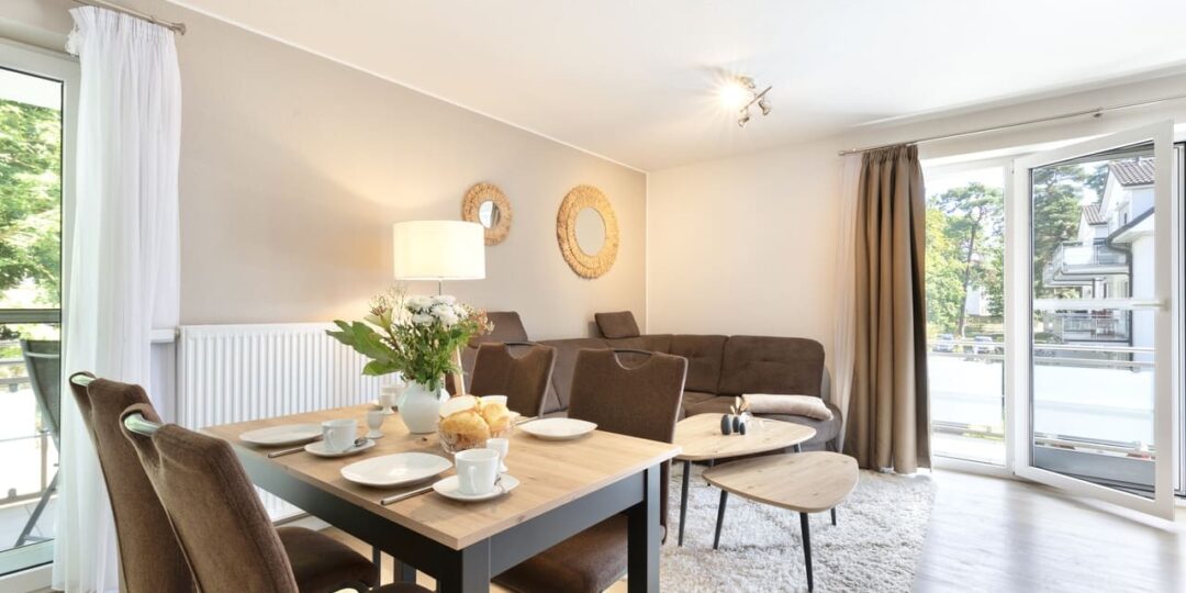Einer von zwei großen Balkonen der Ferienwohnung Helene im Ostseebad Baabe auf der Insel Rügen an der Ostsee nahe Binz - Offenes Wohnzimmer