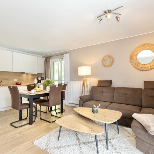 Einer von zwei großen Balkonen der Ferienwohnung Helene im Ostseebad Baabe auf der Insel Rügen an der Ostsee nahe Binz - Küche, Wohnzimmer und Couch