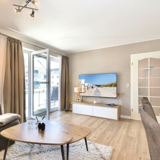 Einer von zwei großen Balkonen der Ferienwohnung Helene im Ostseebad Baabe auf der Insel Rügen an der Ostsee nahe Binz - Wohnzimmer mit Smart TV