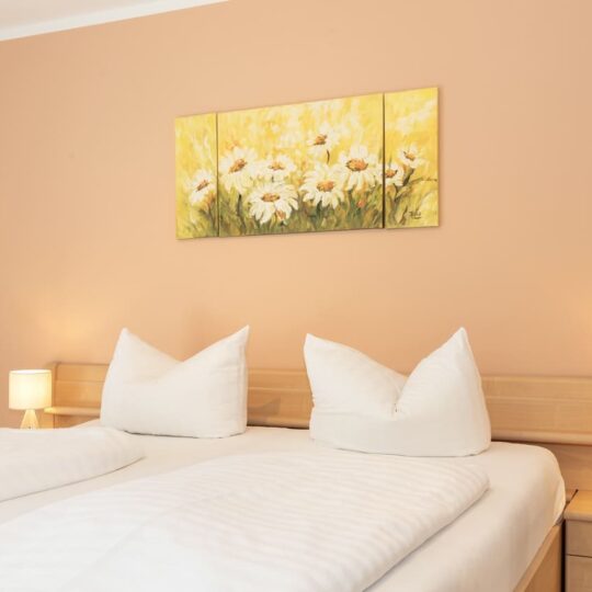 Einer von zwei großen Balkonen der Ferienwohnung Helene im Ostseebad Baabe auf der Insel Rügen an der Ostsee nahe Binz - Schlafzimmer mit Bett