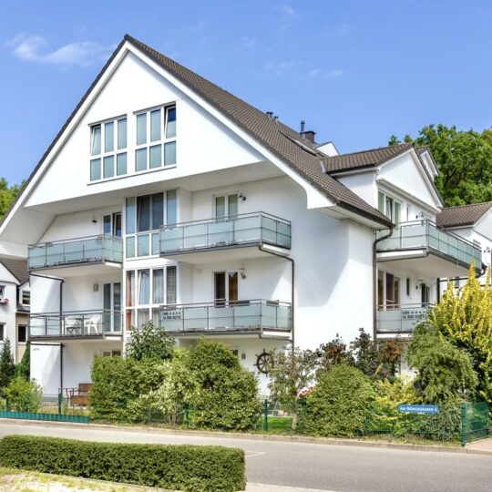 Einer von zwei großen Balkonen der Ferienwohnung Helene im Ostseebad Baabe auf der Insel Rügen an der Ostsee nahe Binz - Ansicht des Ferienhauses mit Blick von der Hauptstraße