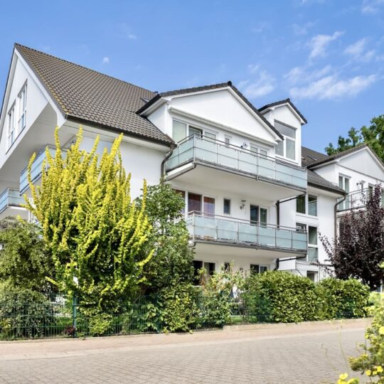 Einer von zwei großen Balkonen der Ferienwohnung Helene im Ostseebad Baabe auf der Insel Rügen an der Ostsee nahe Binz - Ansicht des Ferienhauses mit Blick von der Hauptstraße