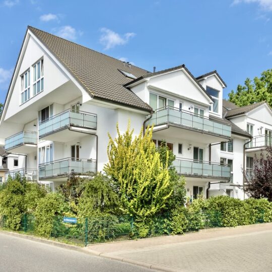 Einer von zwei großen Balkonen der Ferienwohnung Helene im Ostseebad Baabe auf der Insel Rügen an der Ostsee nahe Binz - Blick von der Hauptstraße