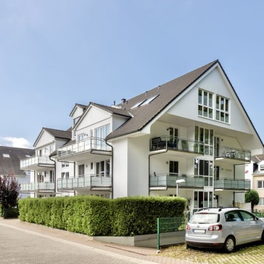 Einer von zwei großen Balkonen der Ferienwohnung Helene im Ostseebad Baabe auf der Insel Rügen an der Ostsee nahe Binz - Aussenansicht des Ferienhauses mit den zwei großen Balkonen