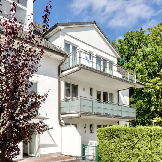 Einer von zwei großen Balkonen der Ferienwohnung Helene im Ostseebad Baabe auf der Insel Rügen an der Ostsee nahe Binz - Blick von der Straße