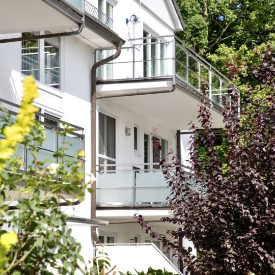 Einer von zwei großen Balkonen der Ferienwohnung Helene im Ostseebad Baabe auf der Insel Rügen an der Ostsee nahe Binz - Ansicht Balkon von außen