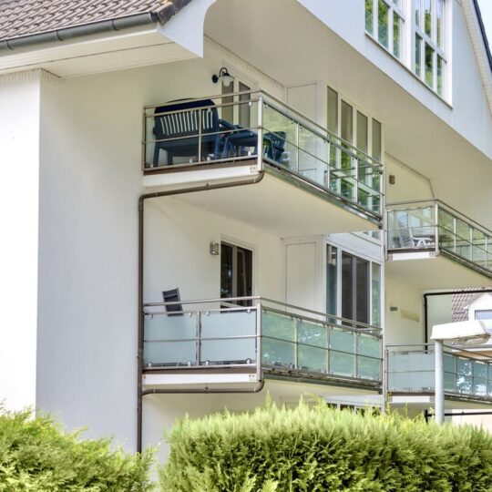 Einer von zwei großen Balkonen der Ferienwohnung Helene im Ostseebad Baabe auf der Insel Rügen an der Ostsee nahe Binz - Nordbalkon Aussenansicht