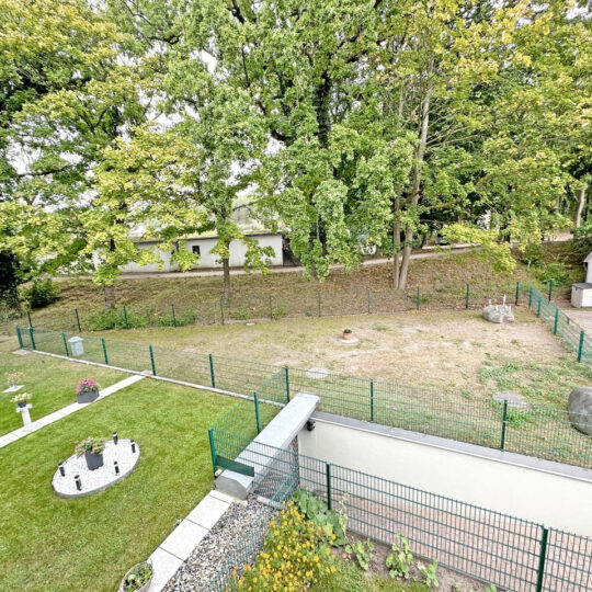 Einer von zwei großen Balkonen der Ferienwohnung Helene im Ostseebad Baabe auf der Insel Rügen an der Ostsee nahe Binz - Blick in die Natur