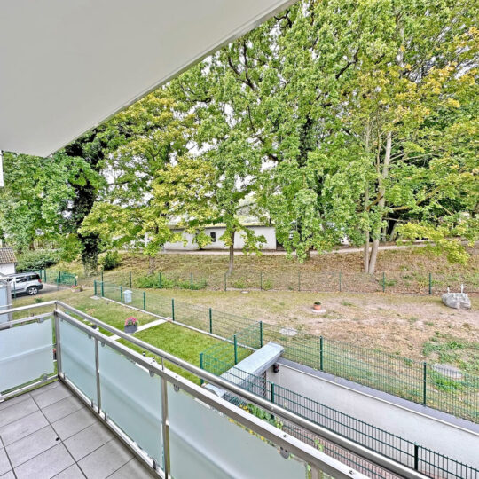 Einer von zwei großen Balkonen der Ferienwohnung Helene im Ostseebad Baabe auf der Insel Rügen an der Ostsee nahe Binz - Blick ind Grüne, richtung Sportplatz