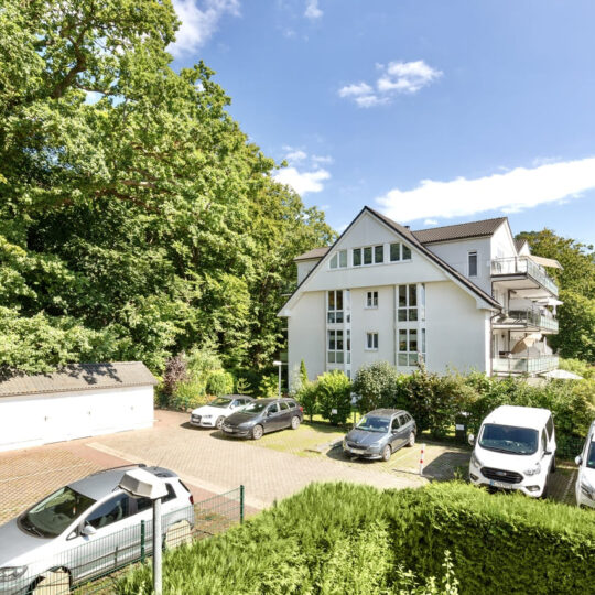 Einer von zwei großen Balkonen der Ferienwohnung Helene im Ostseebad Baabe auf der Insel Rügen an der Ostsee nahe Binz - Parkplatz vor dem Haus