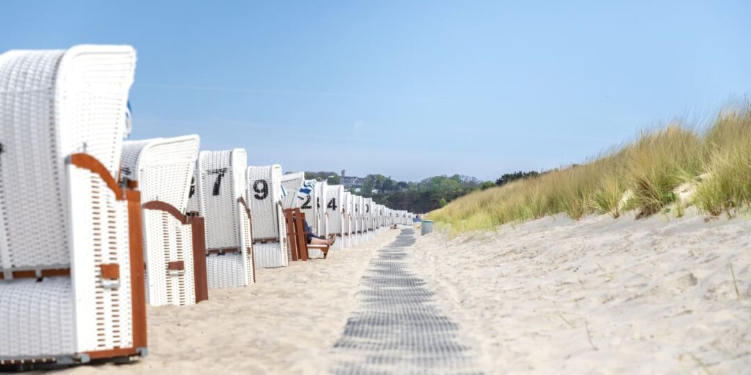 Ferienwohnung Helene im Ostseebad Baabe auf Rügen an der Ostsee nahe Binz - Feinsandiger Ostsee- Strand mit Strandkörben